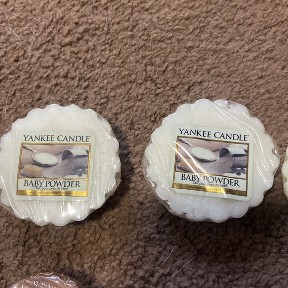 4 Yankee Candle Melts and 2 Others Baby Powder, Sandalwood Vanilla, Lilac - Picture 2 of 6